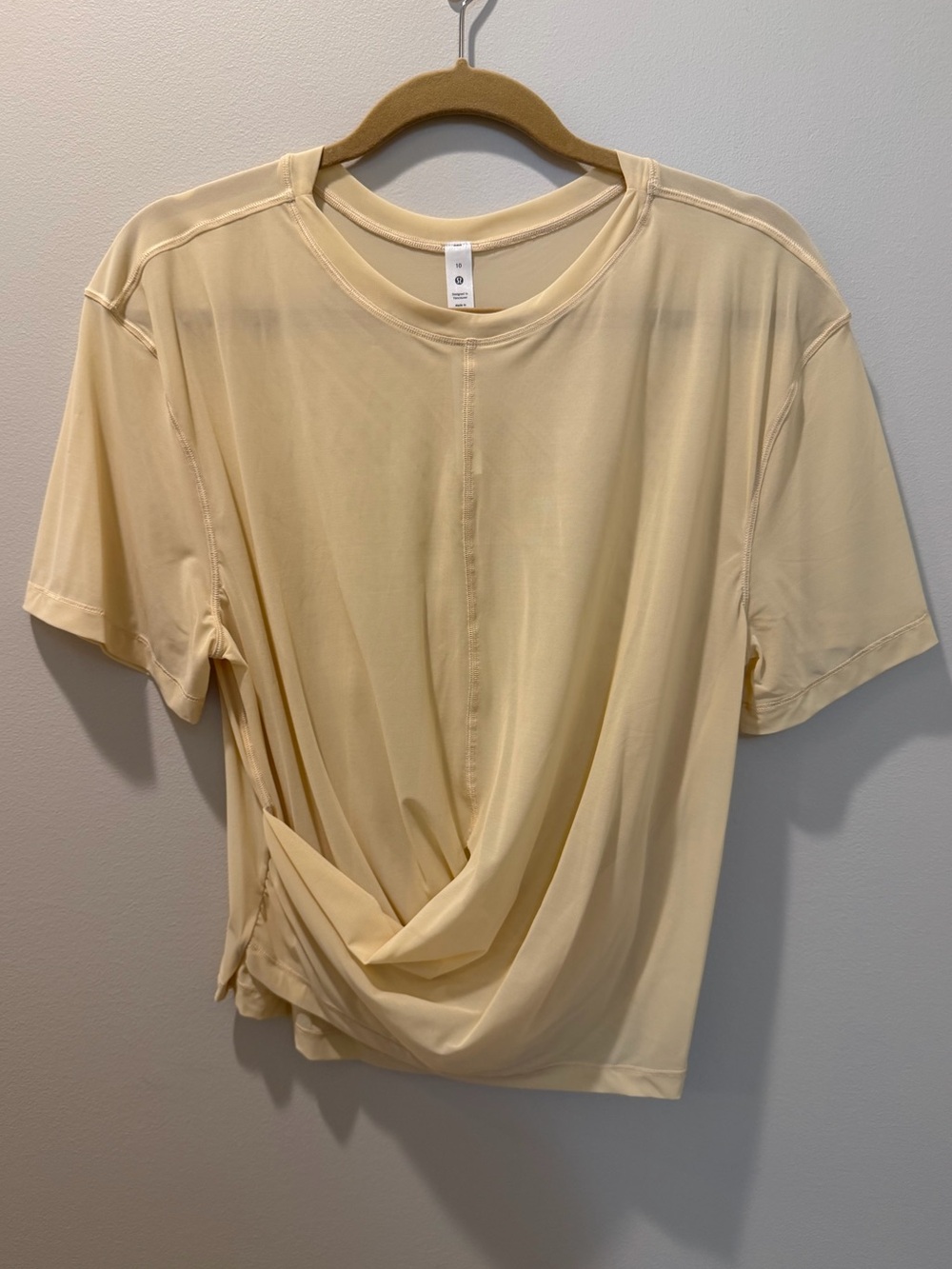 [LULULEMON] Lightweight Mesh Reversible Yoga T-Shirt in ‘Prosecco’ - Picture 4 of 6